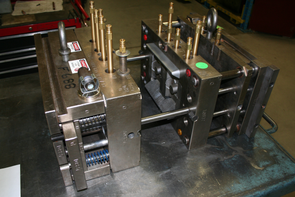 injection mold building
